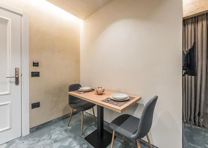 Piazza Luxury * 地拉那